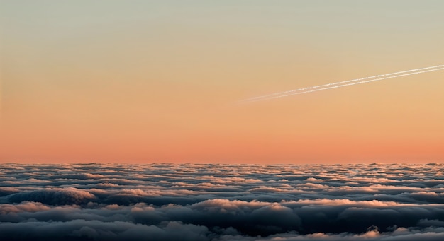飞机在夜空下起飞
